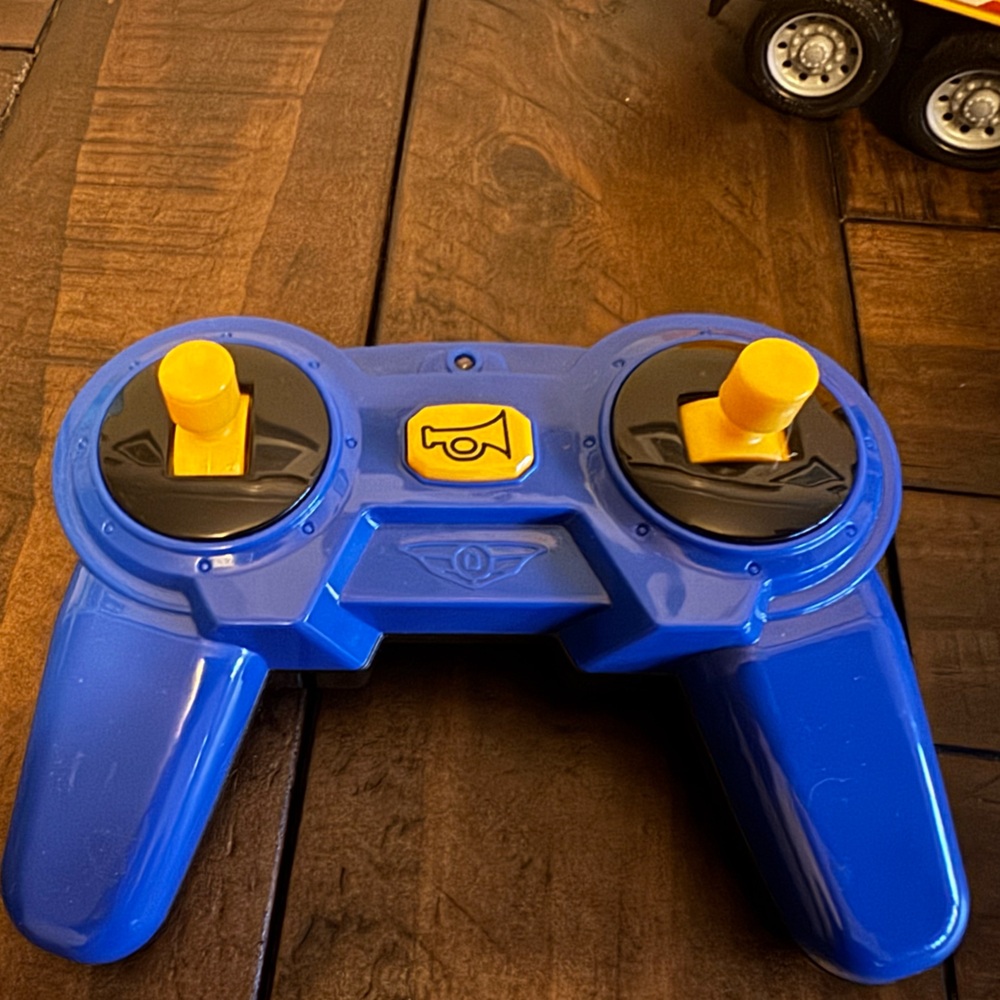 RC Dump Truck 1 Blue and Yellow Battery Operates Remote Control - Picture 3 of 9